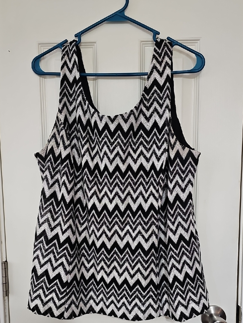 Jones Studio Black and White Chevron Scoop Tank